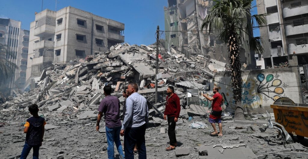 Israel detiene a 50 palestinos y asalta viviendas en incursión en urbe palestina Qabatiya - AlbertoNews