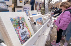 «John vive»: cientos de fans recuerdan a Lennon 45 años después de su muerte en Nueva York
