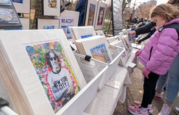 "John vive": cientos de fans recuerdan a Lennon 45 años después de su muerte en Nueva York