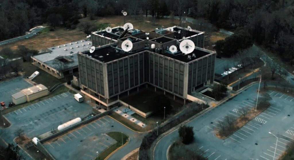 Joven murió tras caer de uno de los edificios más icónicos de Stranger Things