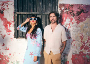 Juanes lanza ‘Muérdeme’, un nuevo sencillo de cumbia caribeña junto a Bomba Estéreo