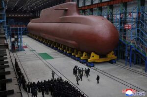 Kim Jong-un exhibió un submarino en construcción y aseguró que lo dotará con armas nucleares – AlbertoNews
