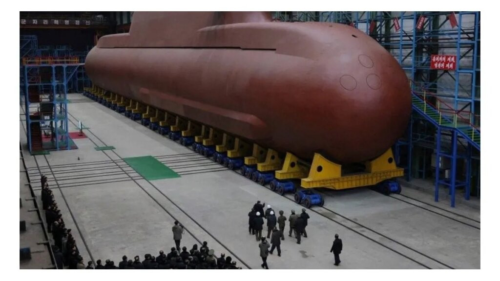 Kim Jong-un exhibió un submarino nuclear y reforzó la señal militar de Corea del Norte