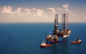 La AIE reduce su previsión de oferta de petróleo, pero sigue muy superior a la demanda