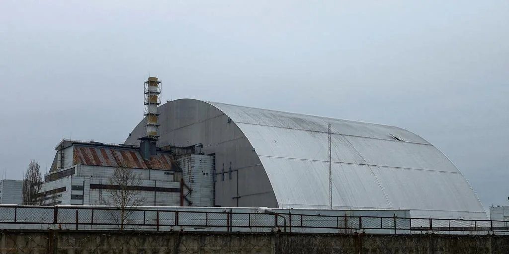 La OIEA detecta daños en el escudo protector de la central nuclear de Chernóbil en Ucrania