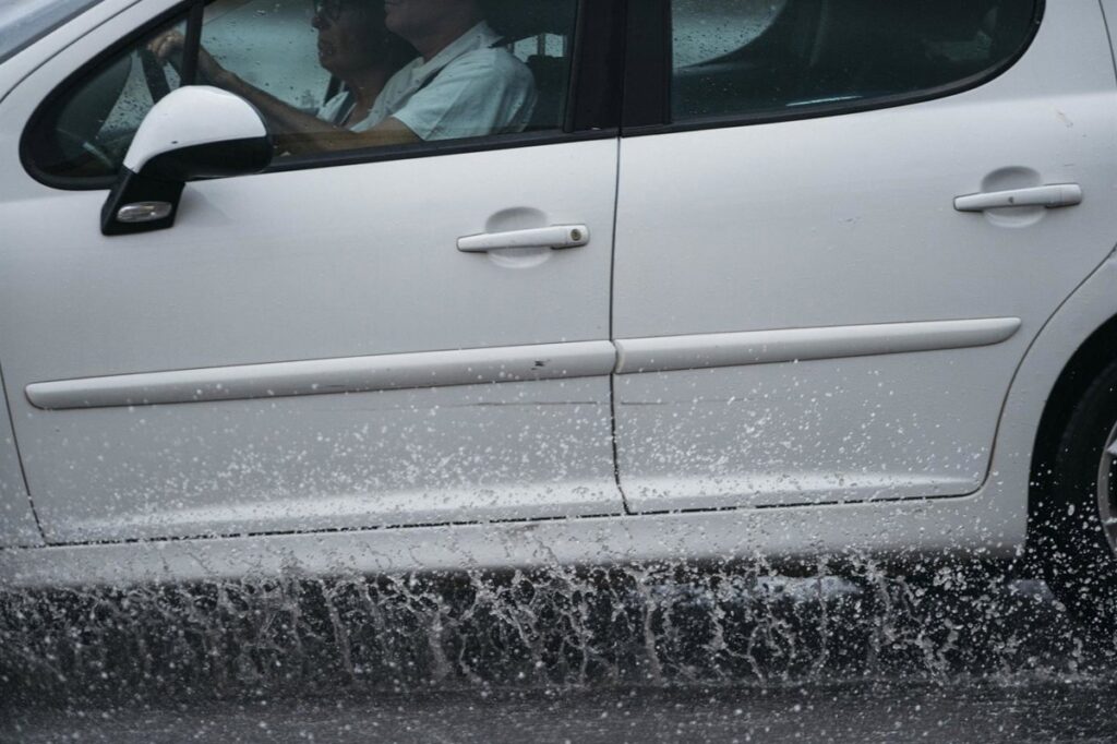 La alerta por lluvia sube a nivel rojo en el litoral sur de la provincia de Valencia
