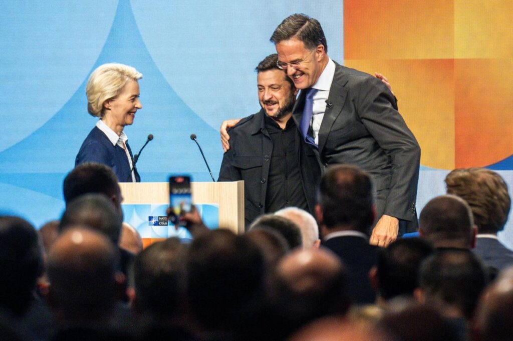 La presidenta de la Comisión Europea, Ursula von der Leyen, el presidente ucraniano, Volodymyr Zelensky, y el secretario general de la OTAN, Mark Rutte, se reúnen al inicio de una sesión plenaria del Foro de la Industria de Defensa de la Cumbre de la OTAN en La Haya, Países Bajos, el pasado mes de junio.