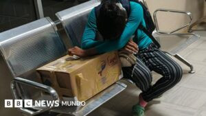 La desgarradora foto de la madre a la que entregaron el cuerpo de su bebé en una caja de cartón (y qué dice de la crisis de salud de Ecuador)