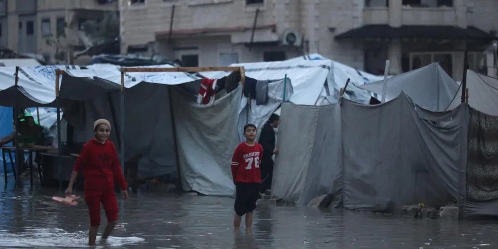 La lluvia y el frío se convierten también en armas de guerra en Gaza