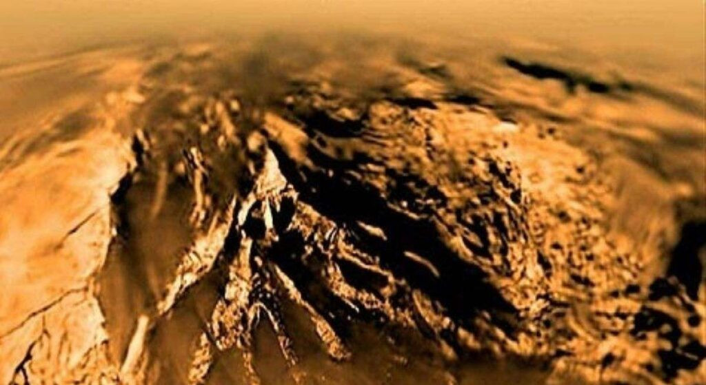 La mayor luna de Saturno podría carecer de agua líquida interna, según nuevos hallazgos científicos