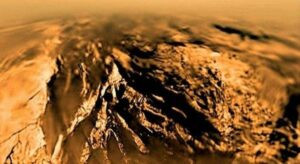 La mayor luna de Saturno podría carecer de agua líquida interna, según nuevos hallazgos científicos
