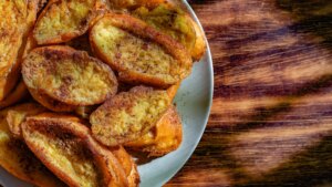 para unas torrijas más cremosas y esponjosas, hay que dejar bañar el pan durante una noche