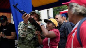 La vida pública venezolana, cada vez más militarizada – DW – 19/12/2025