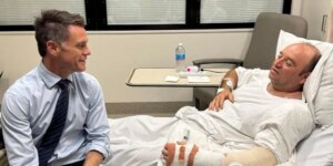 La visita del primer ministro de Nueva Gales del Sur en el hospital a Ahmed, el hombre que logró desarmar a uno de los atacantes de Australia