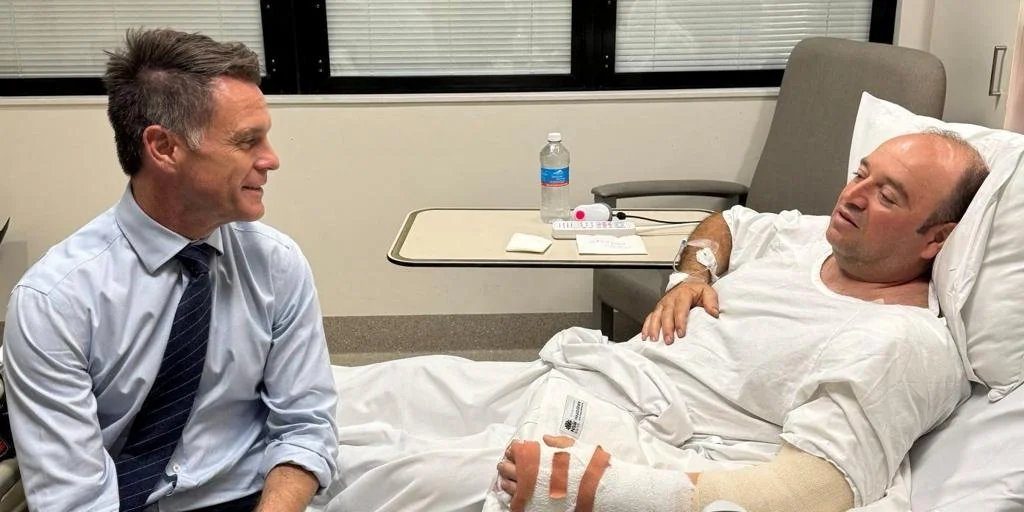 La visita del primer ministro de Nueva Gales del Sur en el hospital a Ahmed, el hombre que logró desarmar a uno de los atacantes de Australia