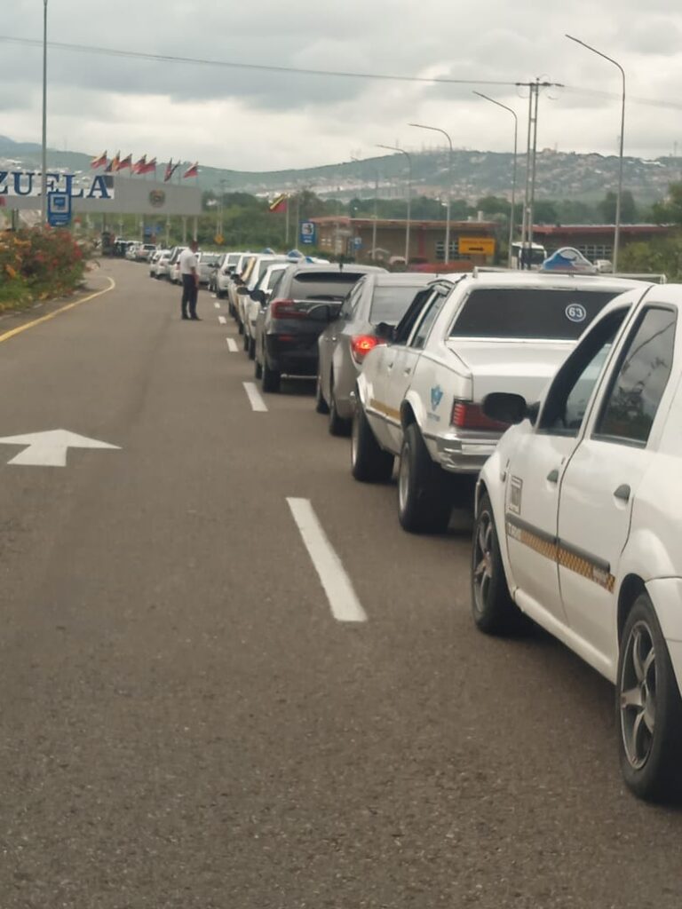 Larga fila en el carril de sellado en Tienditas – Diario La Nación
