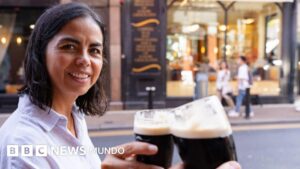 Las etiquetas en las botellas que buscan cambiar la compleja relación que tiene Irlanda con el alcohol