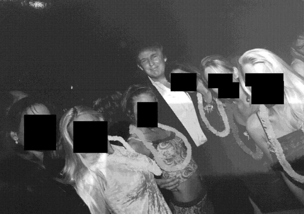 Las fotos de Trump rodeado de mujeres en mansión de Epstein