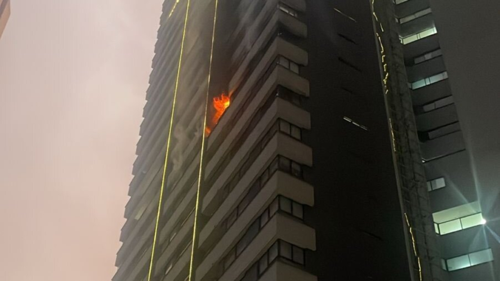 Lo que se sabe del incendio en el piso 14 que obligó a evacuar a 240 personas en Medellín
