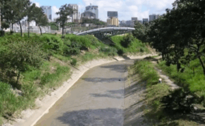 Localizan cadáver en las riberas del río Guaire