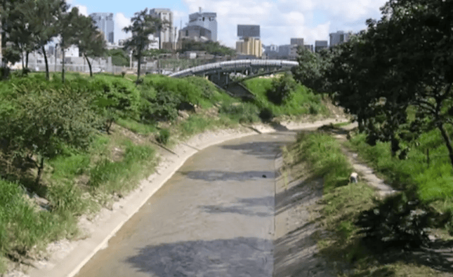 Localizan cadáver en las riberas del río Guaire