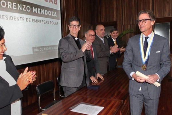 Lorenzo Mendoza recibió la Orden UCAB