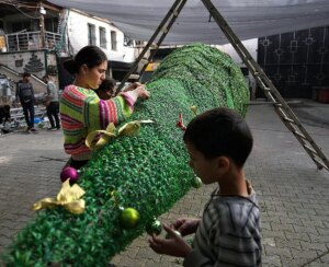 Los cristianos palestinos retoman la Navidad en Gaza: «La vida tras el alto el fuego ha mejorado ligeramente porque ya no hay bombardeos generalizados» | elmundo.es