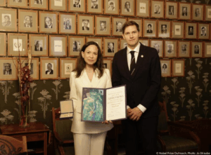 Machado recibió el Nobel de la Paz en sus manos