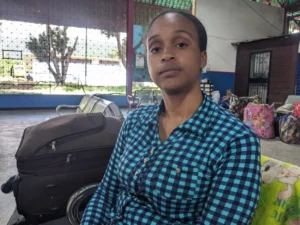 Madre e hijos varados en el terminal de San Antonio tras retornar de Perú – Diario La Nación