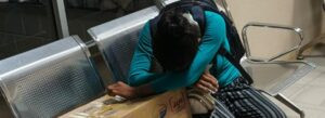 Madre indígena recibió el cuerpo de su bebé en una caja y expuso presunta crisis del sistema de salud en Ecuador