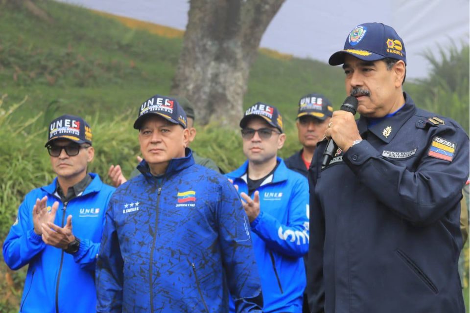 Maduro "ante la amenaza imperial" pide "resistencia y ofensiva"