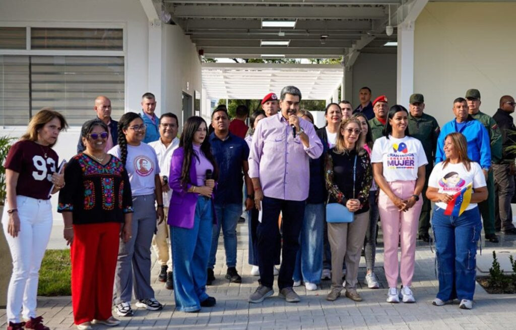 Maduro dice que en Estados Unidos se transmiten "noticias falsas" sobre Venezuela