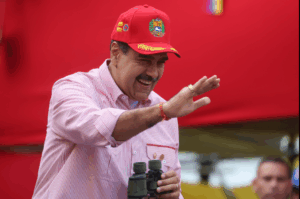 Maduro juramenta comandos de comunidad, nuevo buró político y asegura que seguirá en el poder 