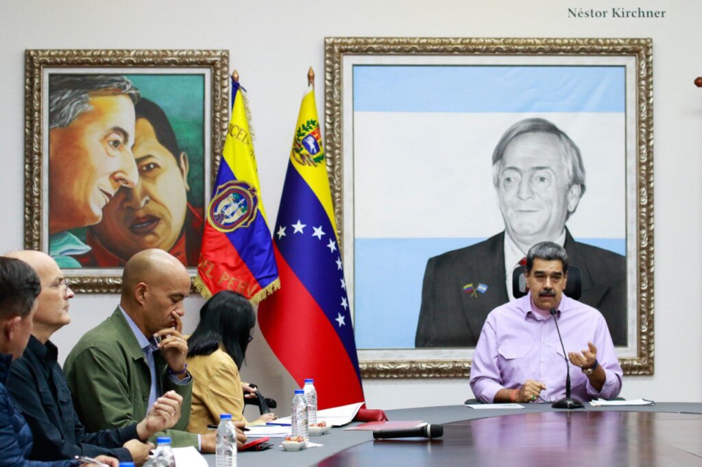 Maduro machucó el inglés para tratar de imponer su narrativa a medios de EEUU