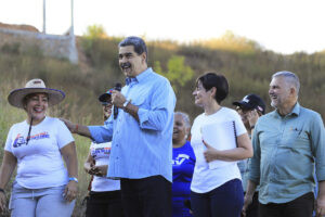 Maduro niega riquezas y afirma vivir con “dos petros” al mes