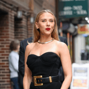 Manicura elegante: «efecto jabón» de Scarlett Johansson
