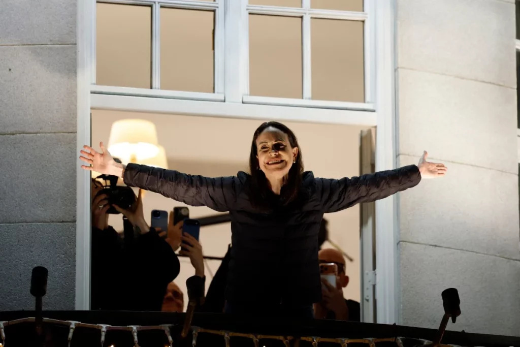 María Corina Machado saluda desde el balcón