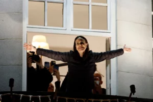 María Corina Machado saluda desde el balcón del Grand Hotel