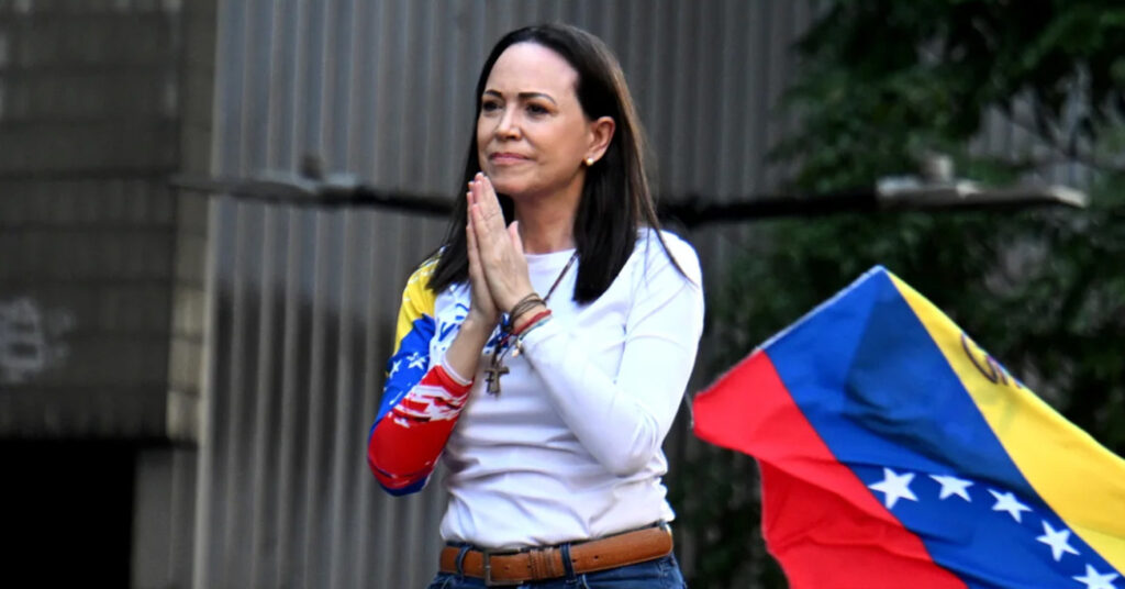 PRIMICIA: María Corina llegó tarde a Oslo porque estaba entregando unos diablitos y cocosettes a unos amigos venezolanos en Berlín