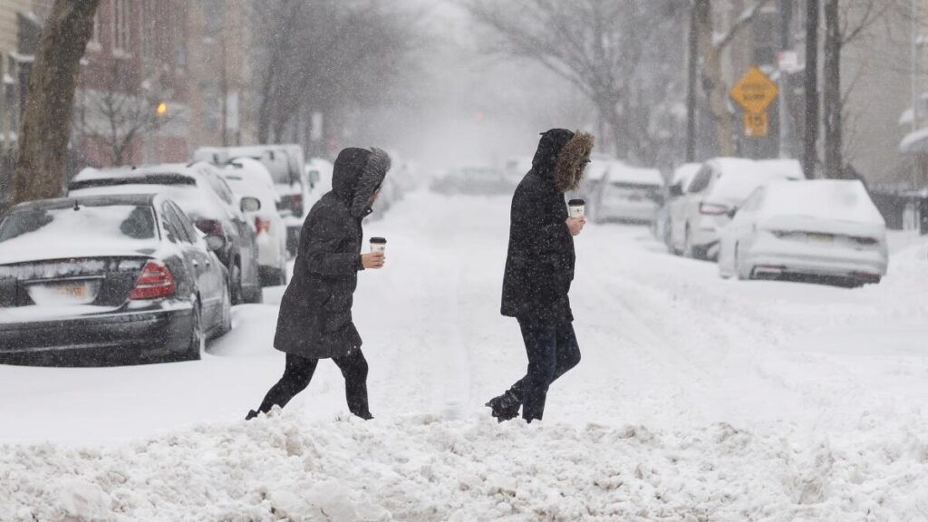 Más de 1.700 vuelos cancelados en el área de Nueva York por tormenta de nieve - AlbertoNews