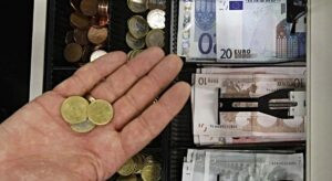 Más de la mitad de los españoles ya no paga en efectivo a diario