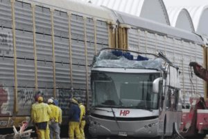 Más de una decena de muertos y casi 100 heridos deja un accidente de tren en México