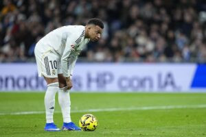 Mbappé sufre un esguince de rodilla y es baja casi segura para la Supercopa | europapress.es