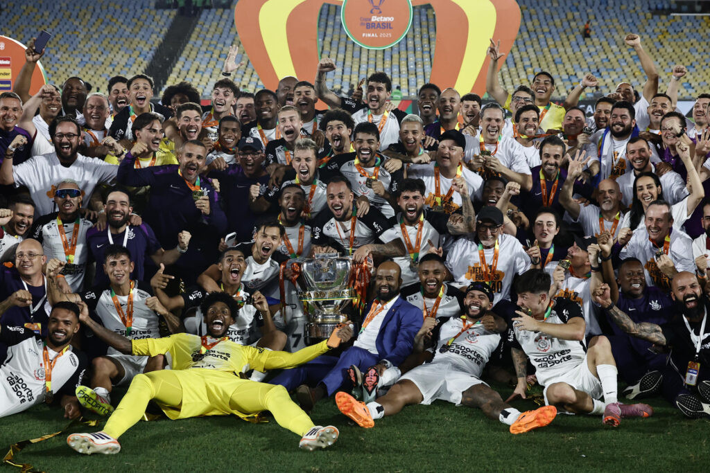 Memphis Depay le da la Copa de Brasil al Corinthians del "Brujo" Martínez