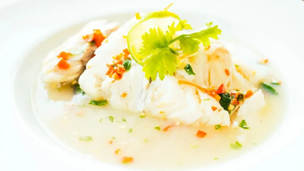Merluza con salsa de yogur y limón, una receta económica ideal para sorprender a tus invitados en Navidad