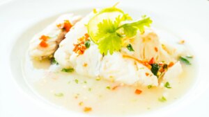 Merluza con salsa de yogur y limón, una receta económica ideal para sorprender a tus invitados en Navidad