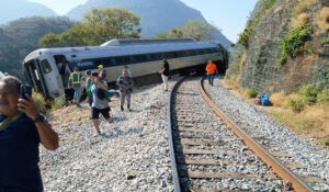 México investiga descarrilamiento de tren que dejó 13 muertos y 98 heridos