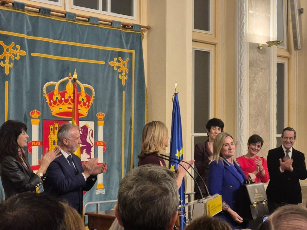 Milagros Tolón recoge la cartera de Educación y reconoce el trabajo de Alegría: "No partimos de cero"