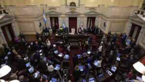 Milei consigue aprobación de su presupuesto en el Senado – DW – 27/12/2025