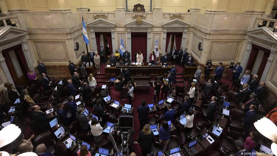 Milei consigue aprobación de su presupuesto en el Senado – DW – 27/12/2025